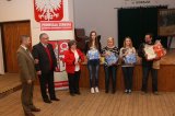 Młodzież uczy się pomagać