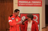 Młodzież uczy się pomagać