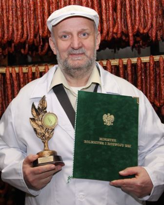  - zbigniew_paszko_ze_statuetka_i_dyplomem_ministra_rozwoju_wsi.jpg
