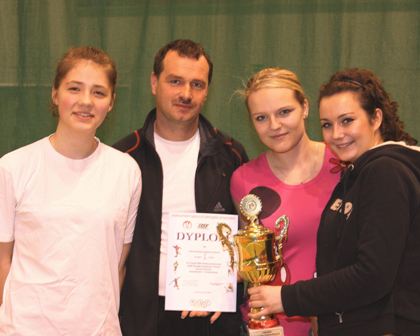  - dziewczeta_graly_o_puchar_starosty_10.04.2009.jpg