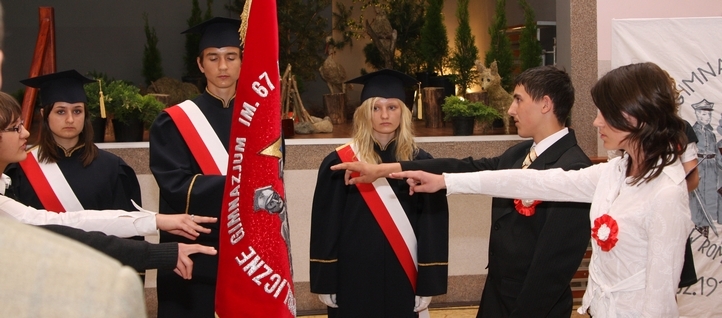 - gimnazjum_ze_sztandarem_04.06.2009.jpg