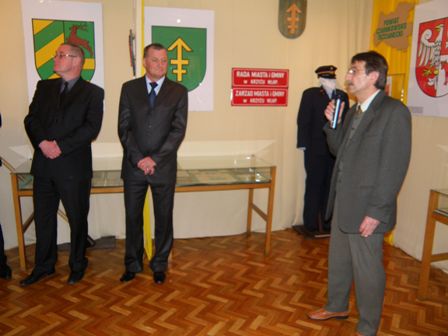  - godlo_i_barwa_naszego_powiatu_1_19.05._2009.jpg