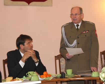  - gosciem_zolnierzy_byl_starosta_w._maszewski_22.10.2009.jpg