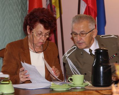  - helga_mak_-_jedyna_kobieta_w_zwiazku_-_sporzadza_protokol._obok_czlonek_zarzadu_j._grobelny_22.10.2009.jpg