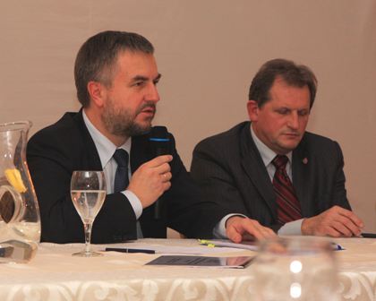  - na_pytania_starostow_odpowiadal_marszalek_marek_wozniak_17.12.2009.jpg