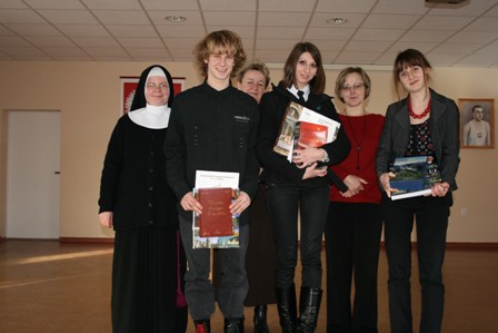  - laureaci_konkursu_z_opiekunami_12.03.2010.jpg