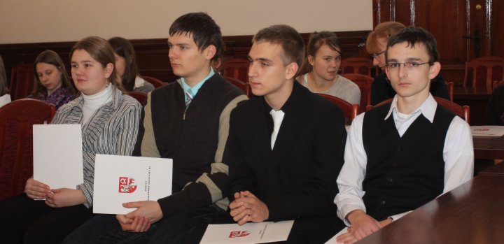 - panorama_wyrozniono_najlepszych_uczniow_09.12.2010.jpg - panorama_wyrozniono_najlepszych_uczniow_09.12.2010.jpg