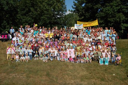  - wspolne_zdjecie_uczestnikow_dnia_spieczonego_blizniaka_2009_04.08.2010.jpg