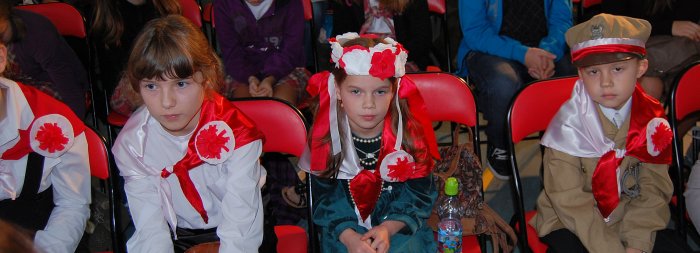  - panorama_mlodziez_spiewala_patriotyczne_piesni_22.11.2011.jpg