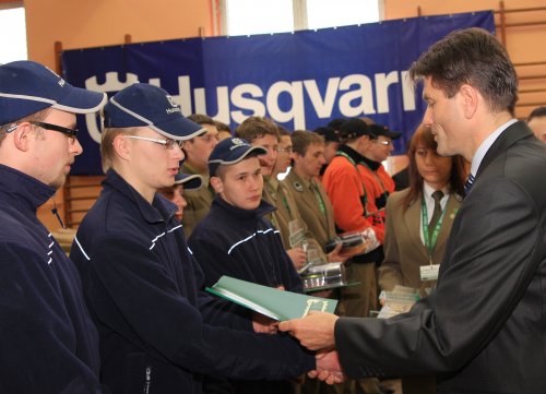 - pop.img_6506.jpg Jedną z najważniejszych nagród „Praca pilarką”, wręczył drużynie z Tucholi starosta Wiesław Maszewski