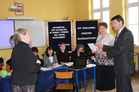  - uczestnikow_konkursu_odwiedzil_starosta_wieslaw_maszewski_04.04.2012.jpg