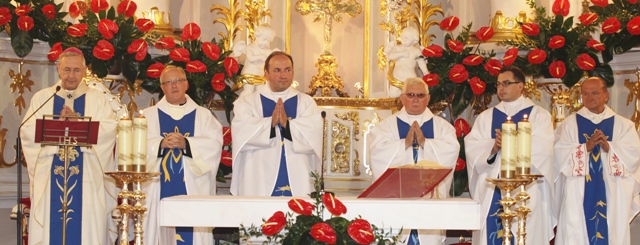  - panorama__mundurowi_staneli_przed_biskupem_06.09.2013.jpg