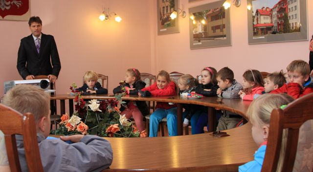 - panorama_przedszkolaki_w_urzedzie_31.10.2013.jpg - panorama_przedszkolaki_w_urzedzie_31.10.2013.jpg