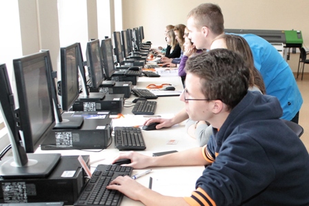  - zajawka_uczniowie_w_laboratoriach_27.02.2014.jpg