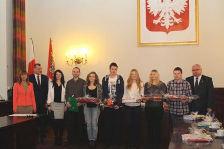 - laureaci_miedzypowiatowego_konkursu_j._angielskiego_18.12.2015.jpg
