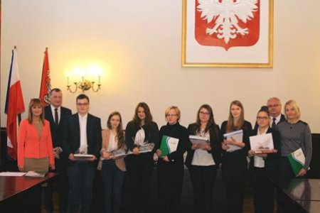 - laureaci_miedzypowiatowego_konkursu_polonistycznego_18.12.2015.jpg
